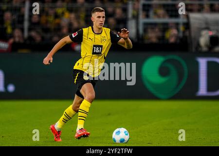 Dortmund, Allemagne. 02 novembre 2024. DORTMUND, ALLEMAGNE - 2 NOVEMBRE : Nico Schlotterbeck du Borussia Dortmund dribble avec le ballon lors du match de Bundesliga entre le Borussia Dortmund et le RB Leipzig au signal Iduna Park le 2 novembre 2024 à Dortmund, Allemagne. (Photo de René Nijhuis/MB Media) crédit : MB Media solutions/Alamy Live News Banque D'Images