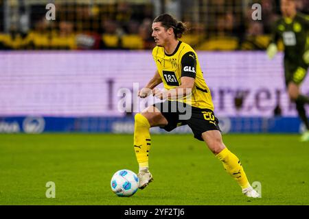 Dortmund, Allemagne. 02 novembre 2024. DORTMUND, ALLEMAGNE - 2 NOVEMBRE : Marcel Sabitzer du Borussia Dortmund dribble avec le ballon lors du match de Bundesliga entre le Borussia Dortmund et le RB Leipzig au signal Iduna Park le 2 novembre 2024 à Dortmund, Allemagne. (Photo de René Nijhuis/MB Media) crédit : MB Media solutions/Alamy Live News Banque D'Images