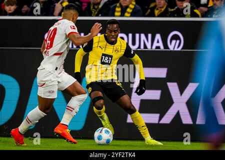 Dortmund, Allemagne. 02 novembre 2024. DORTMUND, ALLEMAGNE - 2 NOVEMBRE : Jamie Bynce-Gittens du Borussia Dortmund dribble avec le ballon sous la pression de Benjamin Henrichs du RB Leipzig lors du match de Bundesliga entre le Borussia Dortmund et le RB Leipzig au signal Iduna Park le 2 novembre 2024 à Dortmund, Allemagne. (Photo de René Nijhuis/MB Media) crédit : MB Media solutions/Alamy Live News Banque D'Images