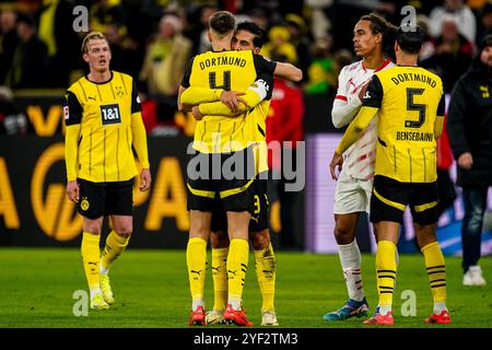 Dortmund, Allemagne. 02 novembre 2024. DORTMUND, ALLEMAGNE - 2 NOVEMBRE : Nico Schlotterbeck du Borussia Dortmund et Emre Can du Borussia Dortmund célèbrent la victoire de leur équipe lors du match de Bundesliga entre le Borussia Dortmund et le RB Leipzig au signal Iduna Park le 2 novembre 2024 à Dortmund, Allemagne. (Photo de René Nijhuis/MB Media) crédit : MB Media solutions/Alamy Live News Banque D'Images