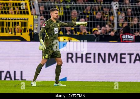 Dortmund, Allemagne. 02 novembre 2024. DORTMUND, ALLEMAGNE - 2 NOVEMBRE : le gardien de but du Borussia Dortmund Alexander Meyer fait des gestes lors du match de Bundesliga entre le Borussia Dortmund et le RB Leipzig au signal Iduna Park le 2 novembre 2024 à Dortmund, Allemagne. (Photo de René Nijhuis/MB Media) crédit : MB Media solutions/Alamy Live News Banque D'Images