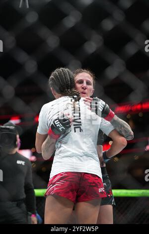 Edmonton, Alberta, Canada. 2 novembre 2024. Ivana Petrovic affronte Jamey-Lyn Horth dans son combat poids volant féminin lors de l'événement UFC FIGHT NIGHT EDMONTON à Rogers place le 2 novembre 2024 à Edmonton, Canada. (Photo de Marcelo Woo/PxImages) (crédit image : © Marcelo Woo/PX Imagens via ZUMA Press Wire) USAGE ÉDITORIAL SEULEMENT! Non destiné à UN USAGE commercial ! Banque D'Images