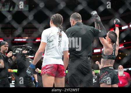 Edmonton, Alberta, Canada. 2 novembre 2024. Ivana Petrovic affronte Jamey-Lyn Horth dans son combat poids volant féminin lors de l'événement UFC FIGHT NIGHT EDMONTON à Rogers place le 2 novembre 2024 à Edmonton, Canada. (Photo de Marcelo Woo/PxImages) (crédit image : © Marcelo Woo/PX Imagens via ZUMA Press Wire) USAGE ÉDITORIAL SEULEMENT! Non destiné à UN USAGE commercial ! Banque D'Images