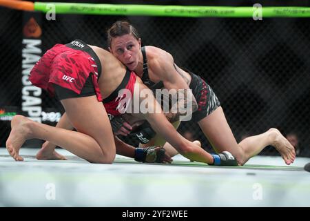 Edmonton, Alberta, Canada. 2 novembre 2024. Ivana Petrovic affronte Jamey-Lyn Horth dans son combat poids volant féminin lors de l'événement UFC FIGHT NIGHT EDMONTON à Rogers place le 2 novembre 2024 à Edmonton, Canada. (Photo de Marcelo Woo/PxImages) (crédit image : © Marcelo Woo/PX Imagens via ZUMA Press Wire) USAGE ÉDITORIAL SEULEMENT! Non destiné à UN USAGE commercial ! Banque D'Images