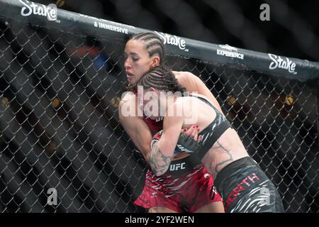 Edmonton, Alberta, Canada. 2 novembre 2024. Ivana Petrovic affronte Jamey-Lyn Horth dans son combat poids volant féminin lors de l'événement UFC FIGHT NIGHT EDMONTON à Rogers place le 2 novembre 2024 à Edmonton, Canada. (Photo de Marcelo Woo/PxImages) (crédit image : © Marcelo Woo/PX Imagens via ZUMA Press Wire) USAGE ÉDITORIAL SEULEMENT! Non destiné à UN USAGE commercial ! Banque D'Images