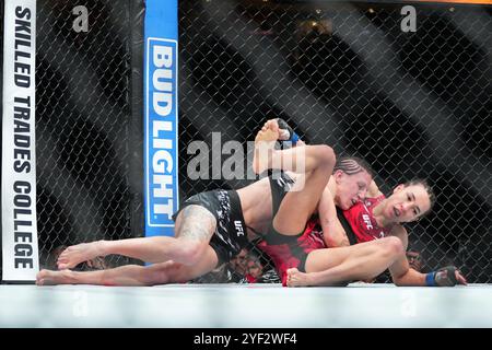 Edmonton, Alberta, Canada. 2 novembre 2024. Ivana Petrovic affronte Jamey-Lyn Horth dans son combat poids volant féminin lors de l'événement UFC FIGHT NIGHT EDMONTON à Rogers place le 2 novembre 2024 à Edmonton, Canada. (Photo de Marcelo Woo/PxImages) (crédit image : © Marcelo Woo/PX Imagens via ZUMA Press Wire) USAGE ÉDITORIAL SEULEMENT! Non destiné à UN USAGE commercial ! Banque D'Images