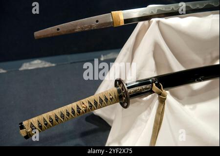 Épées japonaises, ou « katana », exposées dans la ville de Seki, préfecture de Gifu, Japon. Banque D'Images