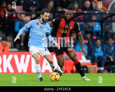 Bournemouth, Royaume-Uni. 02 novembre 2024. Bournemouth, Angleterre, 2 novembre 2024 : Antoine Semenyo de Bournemouth (à droite) affronte Bernardo Silva de Manchester City (à gauche) lors du match de premier League entre Bournemouth et Manchester City au Vitality Stadium de Bournemouth, en Angleterre. (David Horton/SPP) (David Horton/SPP) crédit : SPP Sport Press photo. /Alamy Live News Banque D'Images