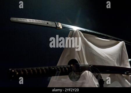 Épées japonaises, ou « katana », exposées dans la ville de Seki, préfecture de Gifu, Japon. Banque D'Images