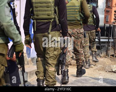 Srinagar, Inde. 02 novembre 2024. Le personnel de sécurité indien marche près du site de rencontre entre les forces de sécurité et les militants à Srinagar, Jammu-et-Cachemire, le 2 novembre 2024. (Photo de Mubashir Hassan/Pacific Press) crédit : Pacific Press Media production Corp./Alamy Live News Banque D'Images