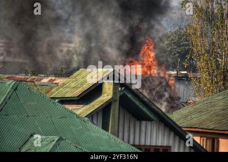 Srinagar, Inde. 02 novembre 2024. Flammes et fumées provenant d'un immeuble résidentiel où des militants sont soupçonnés d'avoir trouvé refuge lors d'une fusillade, à Srinagar, au Cachemire sous contrôle indien, samedi 2 novembre, 2024. (photo de Mubashir Hassan/Pacific Press) crédit : Pacific Press Media production Corp./Alamy Live News Banque D'Images