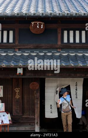 Une vieille brasserie de saké avec un sugidama traditionnel (boule de cyprès) suspendu à l'avant-toit dans la ville de Minoota le long du Nakasendo à Gifu. Banque D'Images