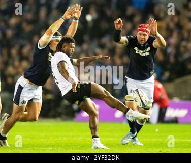 Série automne : Écosse v, Fidji. 02 novembre 2024. Le demi-tour des Fidji, Frank Lomani, donne un coup de pied au toucher alors que l'Écosse affronte les Fidji dans leur premier match de la série d'automne au Scottish Gas Murrayfield, Édimbourg, Royaume-Uni crédit : Ian Jacobs/Alamy Live News Banque D'Images