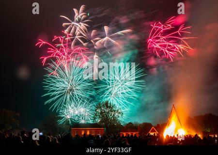 2 novembre 2024. Les célébrations annuelles de la nuit du feu de joie ont eu lieu ce soir au village de Chiddingfold dans le Surrey, en Angleterre, au Royaume-Uni. L'événement populaire comprenait une procession à la torche, un feu de joie traditionnel avec Guy Fawkes au sommet, et un impressionnant feu d'artifice. Banque D'Images