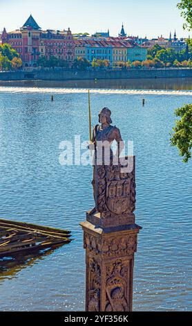 Statue du chevalier Bruncvik au pied du pont Charles à côté de la rivière Vlata à Prague, République tchèque. Banque D'Images