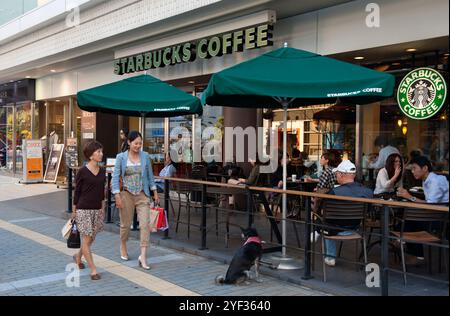 Les gens se relaxent dans un café Starbucks dans le centre-ville de Kobe, Hyogo, Japon. Banque D'Images