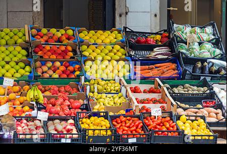 Fruits et légumes biologiques frais à l'extérieur sur un étal de marché Banque D'Images