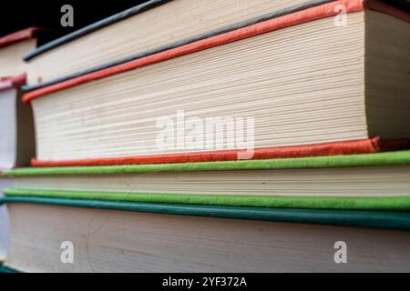 Vue rapprochée de livres colorés empilés sur une table, représentant un concept éducatif dans l'apprentissage Banque D'Images