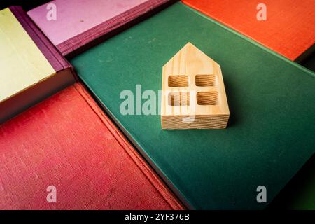 Livres éducatifs colorés empilés ensemble, fond sur le thème de l'éducation et de l'alphabétisation Banque D'Images