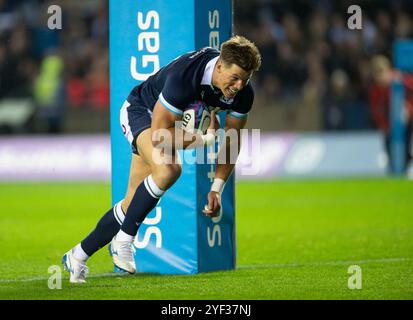 Série automne : Écosse v, Fidji. 02 novembre 2024. Le centre écossais, Huw Jones, franchit la ligne fidjienne pour marquer alors que l'Écosse affronte les Fidji dans leur premier match de la série d'automne au Scottish Gas Murrayfield, Édimbourg, Royaume-Uni crédit : Ian Jacobs/Alamy Live News Banque D'Images