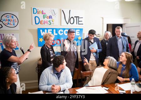 West Chester, Pennsylvanie, États-Unis. 1er novembre 2024. Rép. US Chrissy Houlahan, d-PA, deuxième gentleman de gauche Douglas Emhoff et State-Sen. Carolyn Comitta, d-PA, prononce un discours lors d'une soirée de banque téléphonique bénévole et de maison, à la maison de Committa, encourageant les partisans à voter pour l'équipe Harris-Walz. (Crédit image : © Brian Branch Price/ZUMA Press Wire) USAGE ÉDITORIAL SEULEMENT! Non destiné à UN USAGE commercial ! Banque D'Images