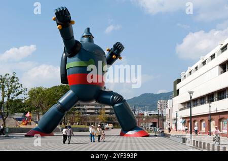 Une statue de robot géante Tetsujin 28, ou Iron Man 28, créée par Yokoyama Mitsuteru en 1956, se dresse sur une place à Shin Nagata, dans la ville de Kobe, au Japon. Banque D'Images