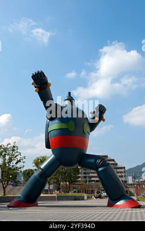 Une statue de robot géante Tetsujin 28, ou Iron Man 28, créée par Yokoyama Mitsuteru en 1956, se dresse sur une place à Shin Nagata, dans la ville de Kobe, au Japon. Banque D'Images