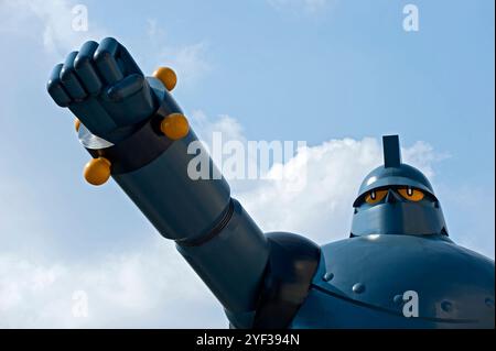 Une statue de robot géante Tetsujin 28, ou Iron Man 28, créée par Yokoyama Mitsuteru en 1956, se dresse sur une place à Shin Nagata, dans la ville de Kobe, au Japon. Banque D'Images