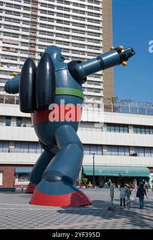 Une statue de robot géante Tetsujin 28, ou Iron Man 28, créée par Yokoyama Mitsuteru en 1956, se dresse sur une place à Shin Nagata, dans la ville de Kobe, au Japon. Banque D'Images