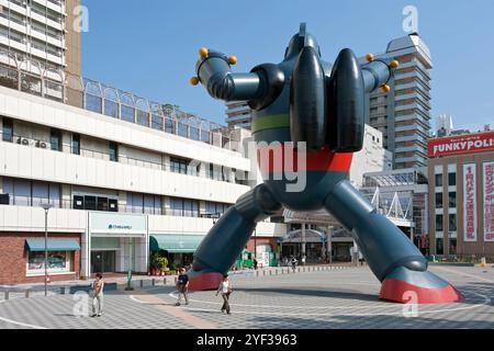 Une statue de robot géante Tetsujin 28, ou Iron Man 28, créée par Yokoyama Mitsuteru en 1956, se dresse sur une place à Shin Nagata, dans la ville de Kobe, au Japon. Banque D'Images