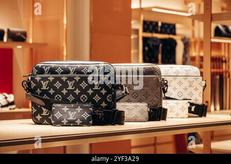 Bologne, Italie - 6 octobre 2024 : les sacs Louis Vuitton dans une vitrine Banque D'Images