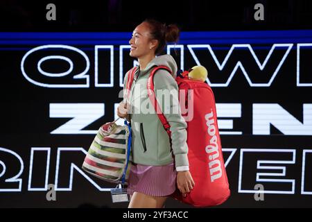 Riyad, Arabie Saoudite. 2 novembre 2024. Zheng Qinwen, de Chine, arrive pour le match à la ronde contre Aryna Sabalenka, de Biélorussie, au tournoi de tennis des finales de la WTA à Riyad, en Arabie Saoudite, le 2 novembre 2024. Crédit : Wang Haizhou/Xinhua/Alamy Live News Banque D'Images