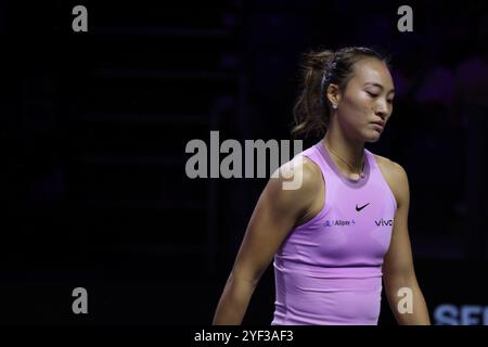 Riyad, Arabie Saoudite. 2 novembre 2024. Zheng Qinwen, de Chine, réagit lors du match à la ronde contre Aryna Sabalenka, de Biélorussie, au tournoi de tennis de la finale de la WTA à Riyad, en Arabie Saoudite, le 2 novembre 2024. Crédit : Wang Haizhou/Xinhua/Alamy Live News Banque D'Images