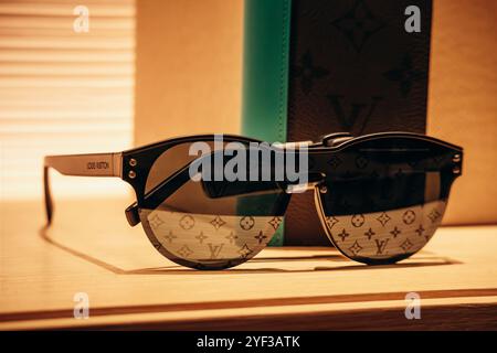 Bologne, Italie - 6 octobre 2024 : lunettes de soleil monogrammées à la boutique Louis Vuitton Banque D'Images