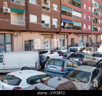 Valencia, Espagne - 2 novembre 2024. Effets de la DANA dans la municipalité de Sedaví, Alfafar et Benetússer. La Comunitat Valenciana a enregistré l'une des pires chutes de froid et «les plus défavorables» du siècle dans la région. Des résidents et des volontaires de toute l'Espagne se sont rassemblés et ont Uni leurs forces pour nettoyer les rues couvertes de boue et de débris après que les inondations ont balayé les régions de l'est et du sud du pays. Les autorités espagnoles ont confirmé qu'au moins 210 personnes étaient mortes et qu'à l'heure actuelle, il y avait encore des personnes qui attendaient d'être secourues. Crédit : Roberto Arosio/Alamy Live News Banque D'Images