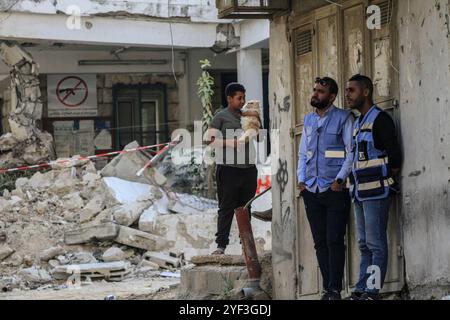 Tulkarm, Palestine. 02 novembre 2024. Un travailleur de l'ONU mène des travaux de réhabilitation à proximité du siège endommagé de l'UNRWA de l'agence des Nations Unies pour les réfugiés palestiniens dans le camp de réfugiés de Nur Shams à l'est de Tulkarem en Cisjordanie occupée, après que les forces israéliennes ont démoli la plupart du bâtiment lors de leur dernier raid dans le camp. Crédit : SOPA images Limited/Alamy Live News Banque D'Images