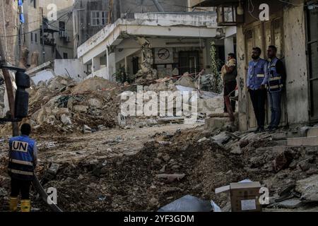 Tulkarm, Palestine. 02 novembre 2024. Un travailleur de l'ONU mène des travaux de réhabilitation à proximité du siège endommagé de l'UNRWA de l'agence des Nations Unies pour les réfugiés palestiniens dans le camp de réfugiés de Nur Shams à l'est de Tulkarem en Cisjordanie occupée, après que les forces israéliennes ont démoli la plupart du bâtiment lors de leur dernier raid dans le camp. Crédit : SOPA images Limited/Alamy Live News Banque D'Images