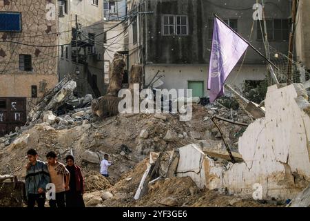 Tulkarm, Palestine. 02 novembre 2024. Des garçons palestiniens se tiennent près du siège endommagé de l'UNRWA de l'agence des Nations Unies pour les réfugiés palestiniens dans le camp de réfugiés de Nur Shams à l'est de Tulkarem en Cisjordanie occupée, après que les forces israéliennes ont démoli la plupart du bâtiment lors de leur dernier raid dans le camp. Crédit : SOPA images Limited/Alamy Live News Banque D'Images