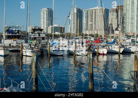 Vue NW de Benoist Plaza vers le centre-ville de Petersburg Floride. Paysage urbain au-dessus du port de plaisance du bateau à l'arrière. Ciel bleu par une journée ensoleillée. Près de la jetée. Station d'accueil Banque D'Images