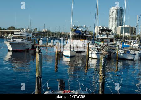 Vue NW de Benoist Plaza vers le centre-ville de Petersburg Floride. Paysage urbain au-dessus du port de plaisance du bateau à l'arrière. Ciel bleu par une journée ensoleillée. Près de la jetée. Station d'accueil Banque D'Images