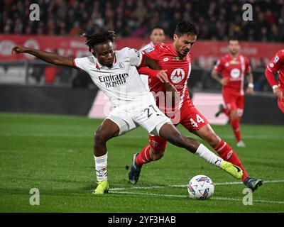 Monza, Italie. 2 novembre 2024. Samuel Chukwueze d'AC Milan (l) affronte Andrea Carboni de Monza lors d'un match de Serie A entre Monza et AC Milan à Monza, Italie, le 2 novembre 2024. Crédit : Alberto Lingria/Xinhua/Alamy Live News Banque D'Images