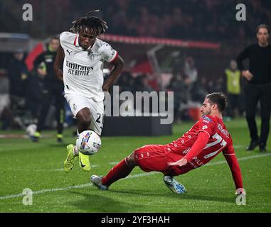 Monza, Italie. 2 novembre 2024. Samuel Chukwueze d'AC Milan (l) affronte Georgios Kyriakopoulos de Monza lors d'un match de Serie A entre Monza et AC Milan à Monza, Italie, le 2 novembre 2024. Crédit : Alberto Lingria/Xinhua/Alamy Live News Banque D'Images