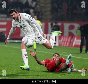 Monza, Italie. 2 novembre 2024. Theo Hernandez d'AC Milan affronte Pedro Pereira de Monza lors d'un match de Serie A entre Monza et AC Milan à Monza, Italie, le 2 novembre 2024. Crédit : Alberto Lingria/Xinhua/Alamy Live News Banque D'Images