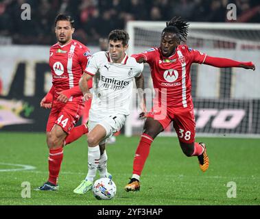 Monza, Italie. 2 novembre 2024. Christian Pulisic (C) d'AC Milan affronte Andrea Carboni (l) de Monza et Warren Bondo lors d'un match de Serie A entre Monza et AC Milan à Monza, Italie, le 2 novembre 2024. Crédit : Alberto Lingria/Xinhua/Alamy Live News Banque D'Images