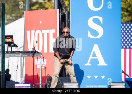 Atlanta, États-Unis d'Amérique. 02 novembre 2024. La personnalité célèbre Big Tigger dynamise la foule avant l'arrivée du vice-président des États-Unis Kamala Harris, le candidat du Parti démocrate pour la présidence des États-Unis en 2024, qui prononcera une allocution au Atlanta Civic Center à Atlanta, en Géorgie, le samedi 2 novembre 2024. Crédit : ANDI Rice/CNP/Sipa USA crédit : Sipa USA/Alamy Live News Banque D'Images