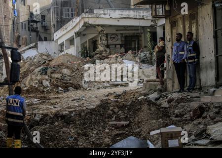 Tulkarm, Palestine. 02 novembre 2024. Un travailleur de l'ONU mène des travaux de réhabilitation à proximité du siège endommagé de l'UNRWA de l'agence des Nations Unies pour les réfugiés palestiniens dans le camp de réfugiés de Nur Shams à l'est de Tulkarem en Cisjordanie occupée, après que les forces israéliennes ont démoli la plupart du bâtiment lors de leur dernier raid dans le camp. (Photo de Nasser Ishtayeh/SOPA images/Sipa USA) crédit : Sipa USA/Alamy Live News Banque D'Images