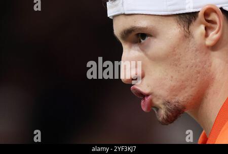 Paris, France. 2 novembre 2024. Ugo Humbert, de France, réagit lors de la demi-finale en simple entre Ugo Humbert, de France, et Karen Khachanov, de Russie, au tournoi de tennis Paris ATP Masters 1000 à Paris, France, le 2 novembre 2024. Crédit : Gao Jing/Xinhua/Alamy Live News Banque D'Images