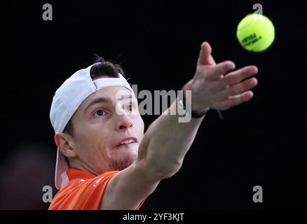 Paris, France. 2 novembre 2024. Ugo Humbert, de France, participe à la demi-finale en simple entre Ugo Humbert, de France, et Karen Khachanov, de Russie, au tournoi de tennis Paris ATP Masters 1000 à Paris, France, le 2 novembre 2024. Crédit : Gao Jing/Xinhua/Alamy Live News Banque D'Images