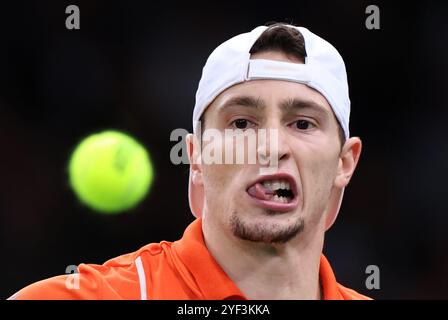 Paris, France. 2 novembre 2024. Ugo Humbert, de France, participe à la demi-finale en simple entre Ugo Humbert, de France, et Karen Khachanov, de Russie, au tournoi de tennis Paris ATP Masters 1000 à Paris, France, le 2 novembre 2024. Crédit : Gao Jing/Xinhua/Alamy Live News Banque D'Images