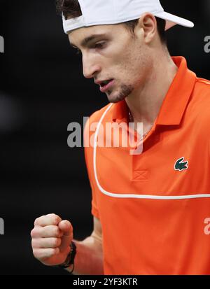 Paris, France. 2 novembre 2024. Ugo Humbert, de France, réagit lors de la demi-finale en simple entre Ugo Humbert, de France, et Karen Khachanov, de Russie, au tournoi de tennis Paris ATP Masters 1000 à Paris, France, le 2 novembre 2024. Crédit : Gao Jing/Xinhua/Alamy Live News Banque D'Images